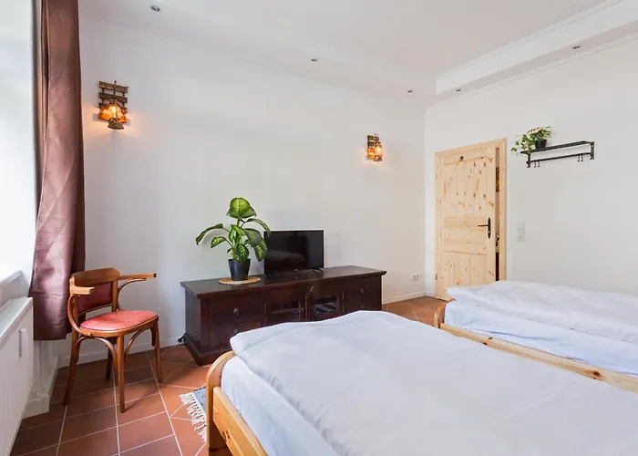 Doppelzimmer III Gaestezimmer In Unterkunft Mit Gemeinschaftsbad Und Gemeinschaftskueche Chemnitz