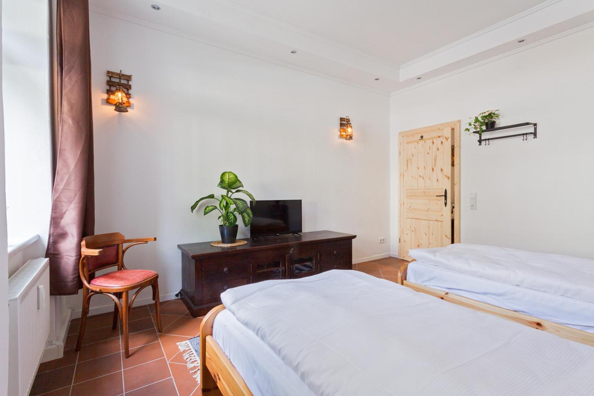 Doppelzimmer Iii Gaestezimmer In Mit Gemeinschaftsbad Und Gemeinschaftskueche Homestay