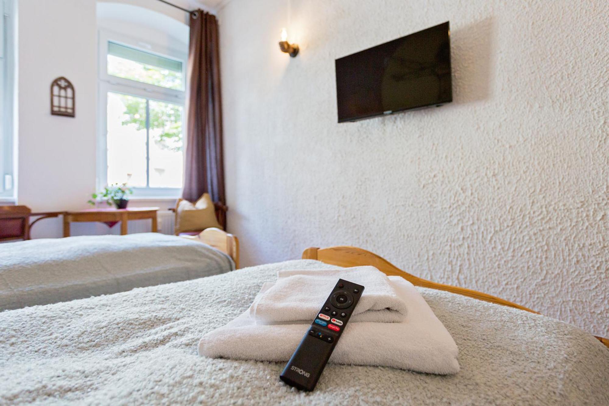 Doppelzimmer Iii Gaestezimmer In Mit Gemeinschaftsbad Und Gemeinschaftskueche * Chemnitz